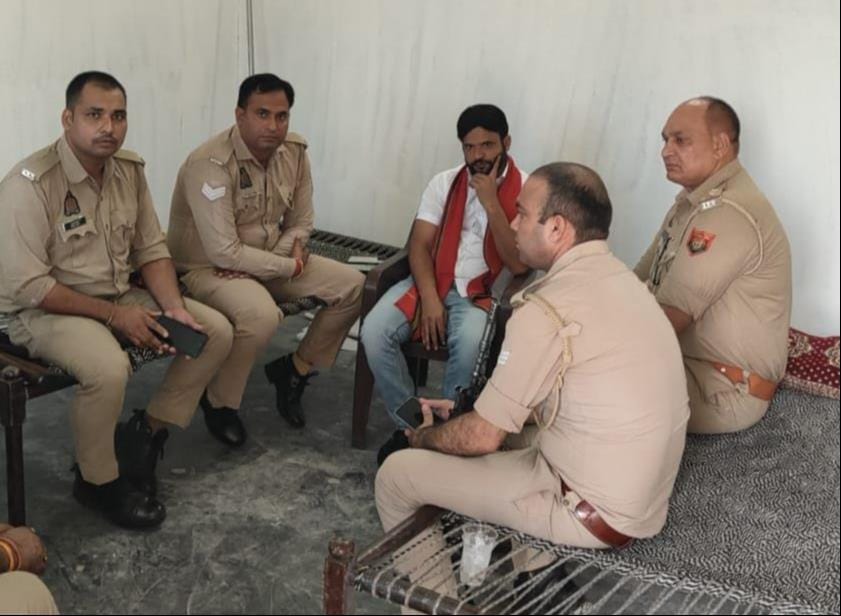 कैराना के अलीपुर में समाजवादी पार्टी के जिला महामंत्री कलीम हसन हाउस अरेस्ट-सपा कार्यकर्ता