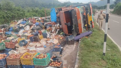 कीरतपुर-नेरचौक फोरलेन पर हराबाग में कुल्लू से चंडीगढ़ जा रहा सेब से भरा कैंटर तीखे मोड़ पर अनिय