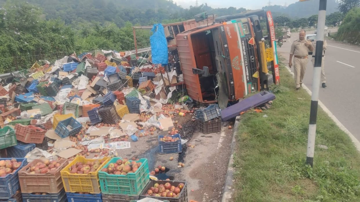 Apple-laden canter overturns; driver and conductor injured.
