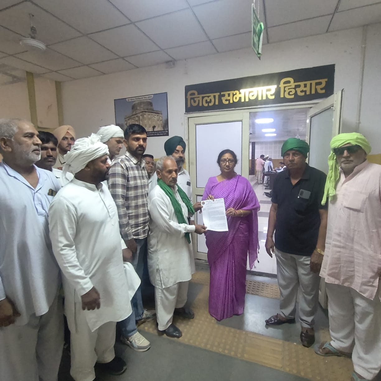 किसान संगठन के सदस्य एडीसी शालिनी चेतल को ज्ञापन सौंपते हुए।