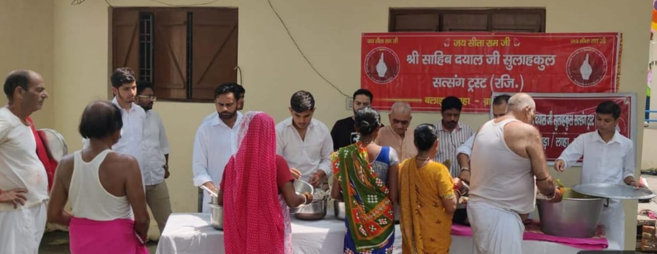 कुष्ठ आश्रम में लोगों को भोजन खिलाते ट्रस्ट के पदाधिकारी। संस्था