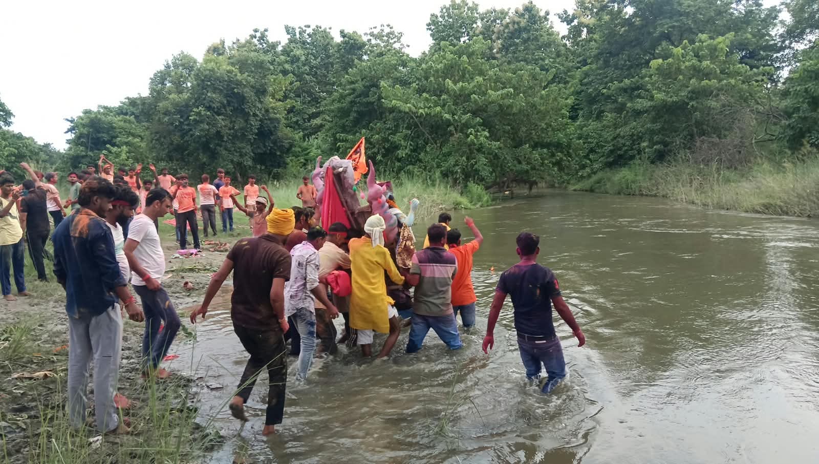 खरदर पुल स्थित घघी नदी में मूर्ति विसर्जन करते श्रद्धालु