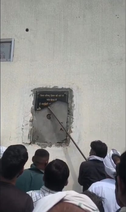 खेदड़ गांव में ई-लाइब्रेरी का उद्घाटन पत्थर लोहे की रॉड से उखाड़ते एक पक्ष के लोग। 