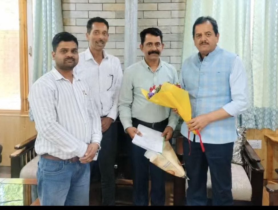 लाडा अध्यक्ष कुल्लू सुंदर सिंह ठाकुर से मिले देहरा पंचायत के जन प्रतिनिधि। संवाद