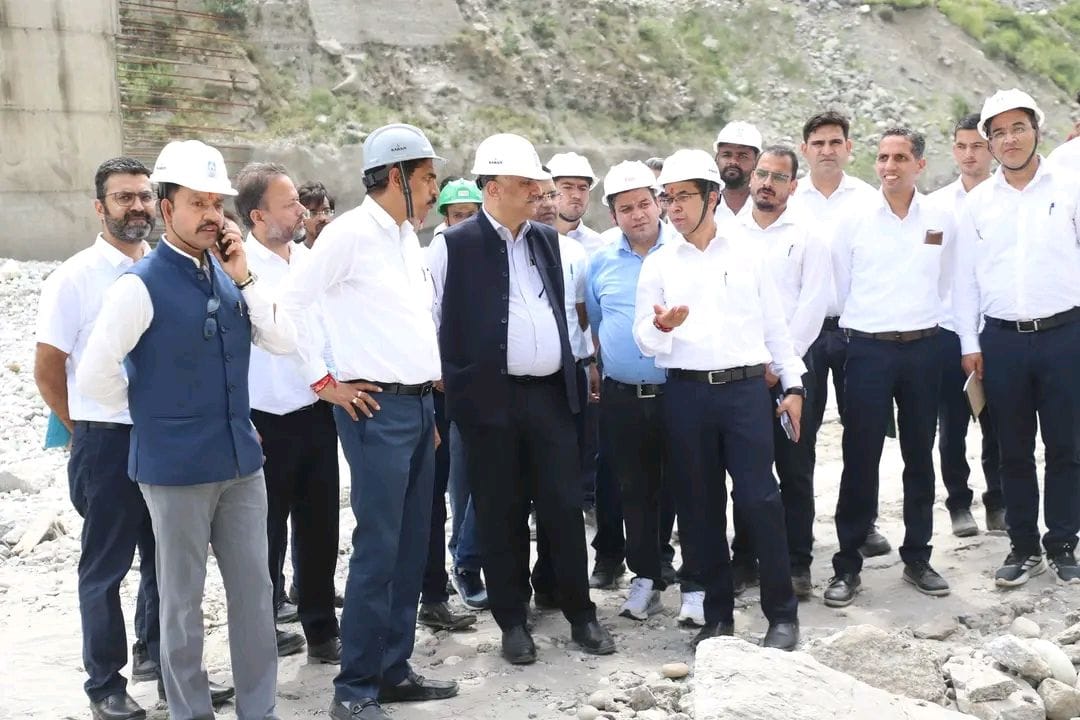 लूहरी परियोजना का दौरा करते एसजेवीएन निदेशक राजेश कुमार चंदेल। स्रोत : परियोजना