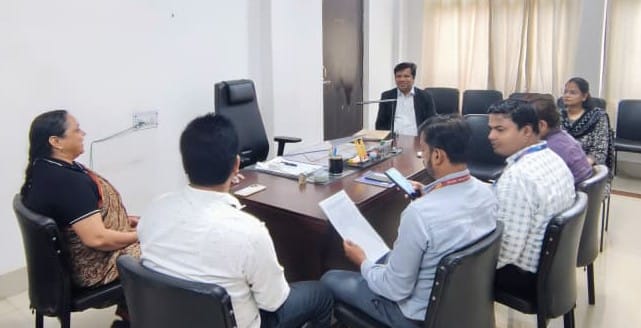 लोक अदालत को लेकर बैठक करते न्यायिक अधिकारी। स्रोत अधिवक्ता
