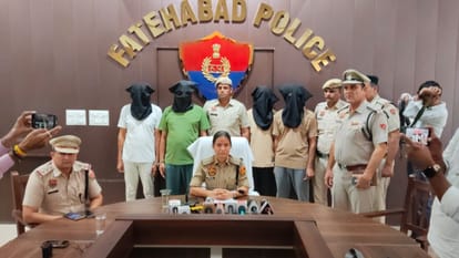 लूट मामले में पकड़े गए आरोपियो के बारे में जानकारी देते हुए एएसपी स्त्रोत पुलिस विभाग