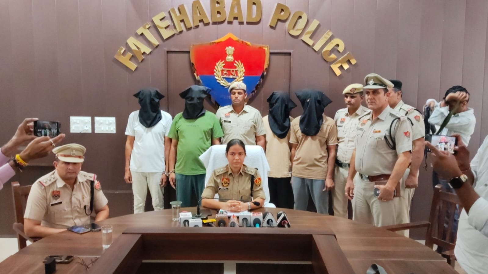 लूट मामले में पकड़े गए आरोपियो के बारे में जानकारी देते हुए एएसपी स्त्रोत पुलिस विभाग