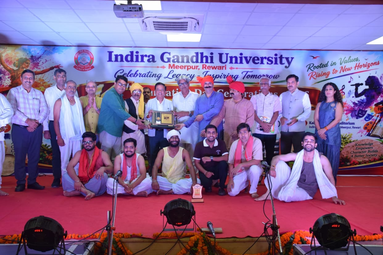 The audience swayed to the interplay of songs and dialogue during Anarnat's musical evening.