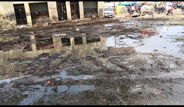 Traders forced to sell vegetables amidst mud