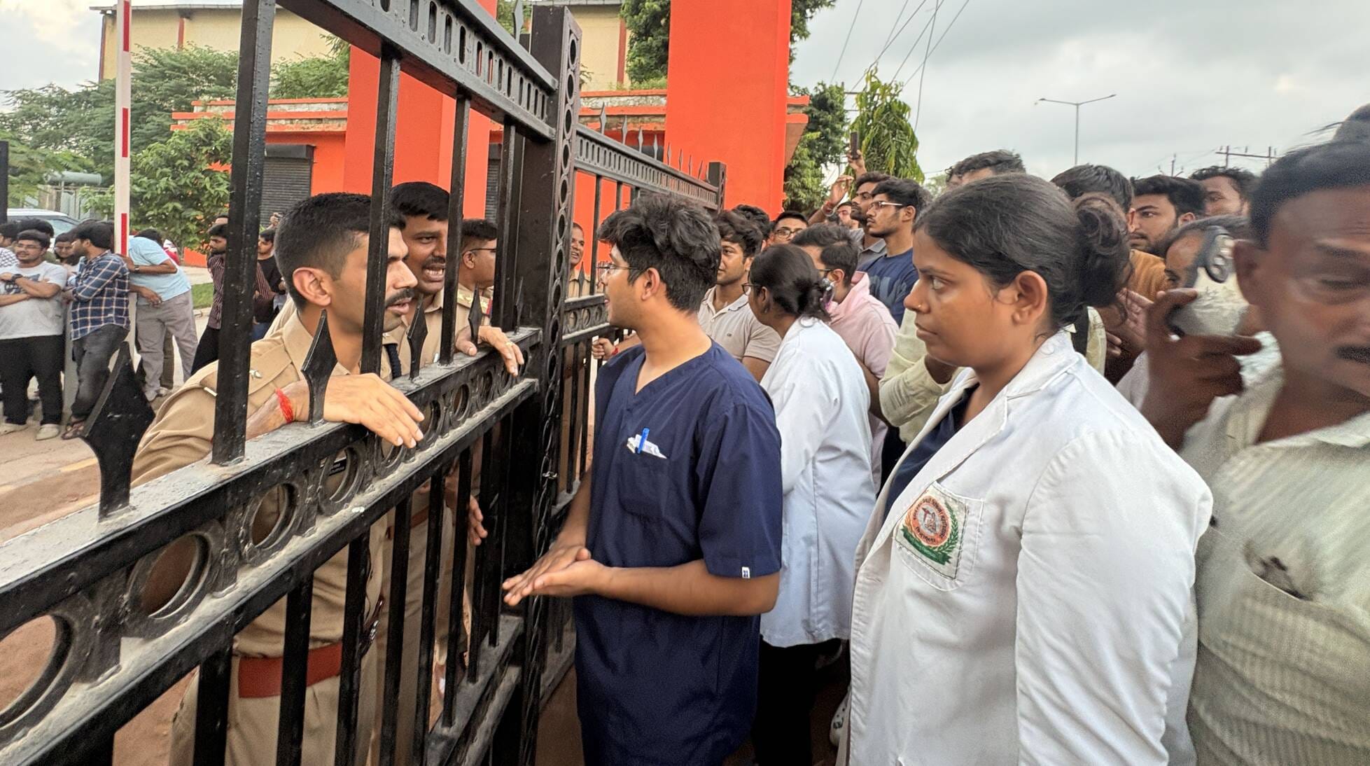 मेडिकल कॉलेज का प्रशासनिक भवन का दोनों गेट बंद कर सीओ से वार्ता करते एमबीबीएस के छात्र। संवाद