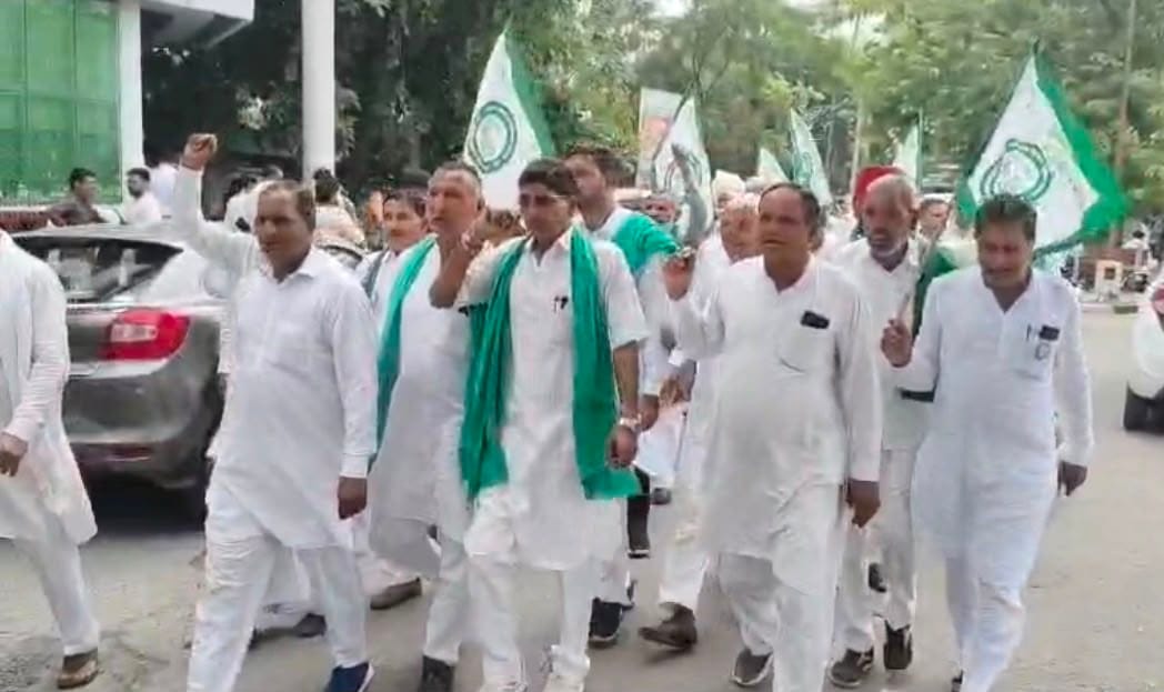मांगों को लेकर प्रदर्शन करते किसान। संवाद