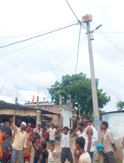 मिहींपुरवा क्षेत्र के गांव में स्ट्रीट लाइट लगने के बाद खुशी मनाते ग्रामीण।