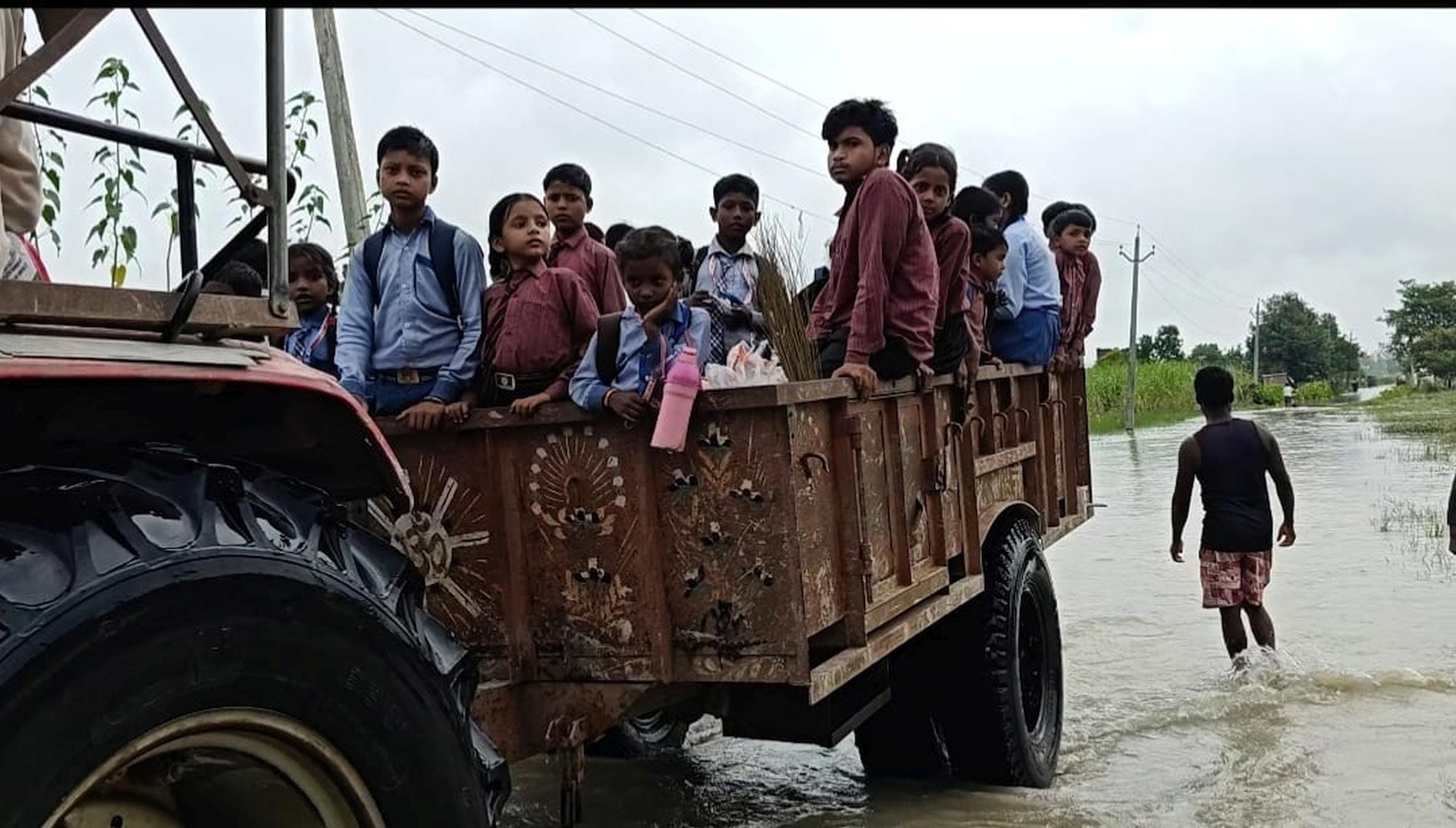 महसी में बाढ़ से बिगड़े हालात।