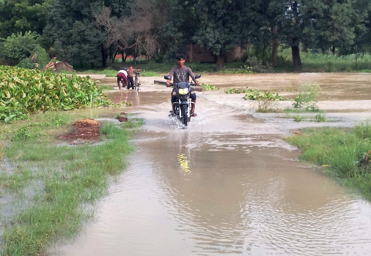 Unpaved embankment breached by Ramganga floods; water reaches inhabited areas in Baldevpur and Hathinapur.