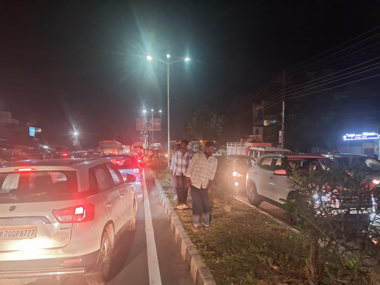 मूर्ति विसर्जन के दाैरान बैतालपुर कस्बे में लगा जाम। 