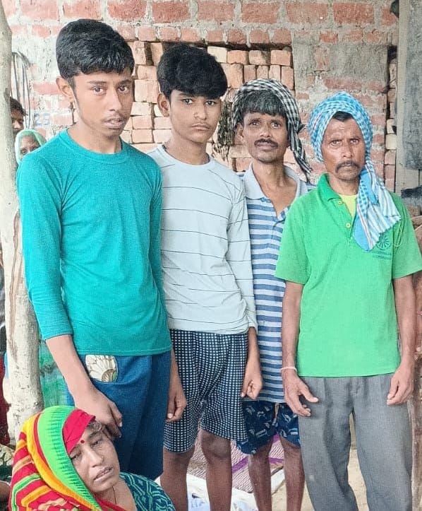 मृतक सुमन प्रजापति के शोकाकुल परिजन। स्रोत: पुलिस