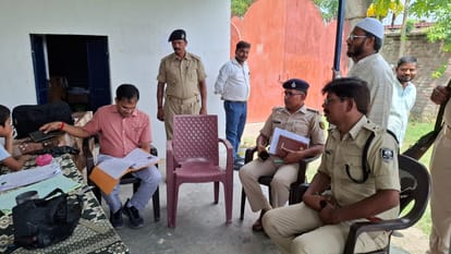 मदरसे में जानकारी लेते एसडीएम सहित अन्य।