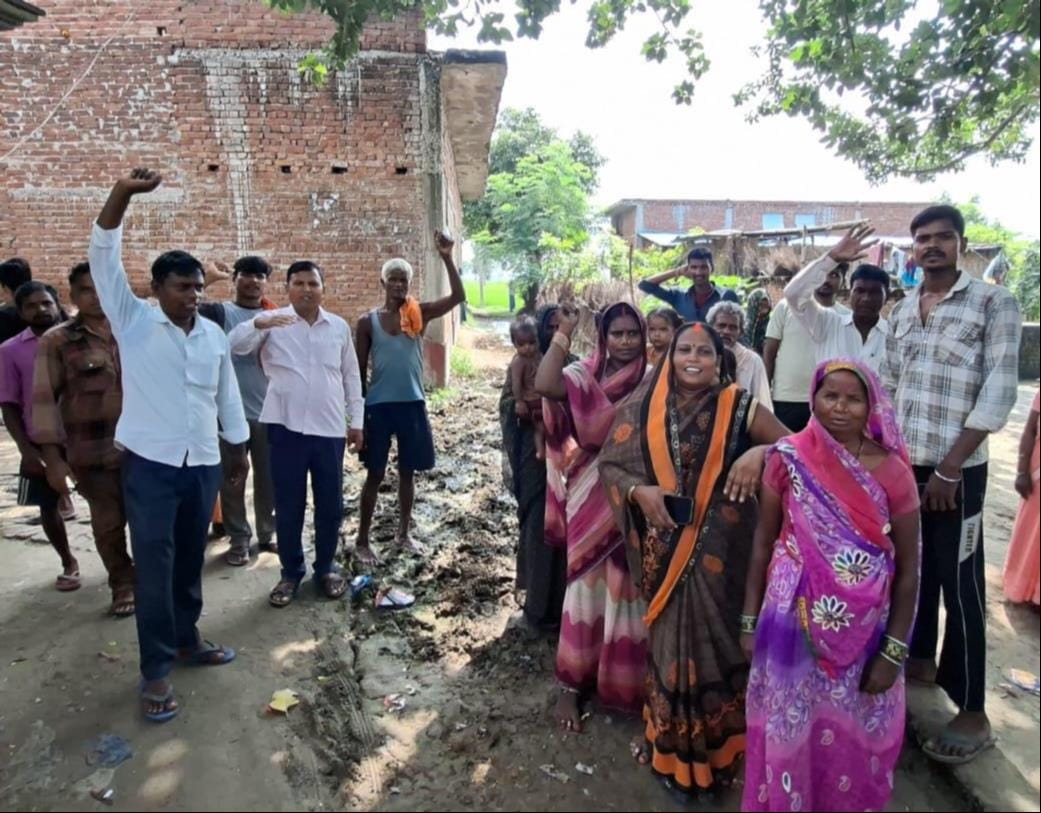 मधुबन के बैरियाडीह में जलनिकासी की समस्या को लेकर प्रदर्शन करते ग्रामीण ।संवाद