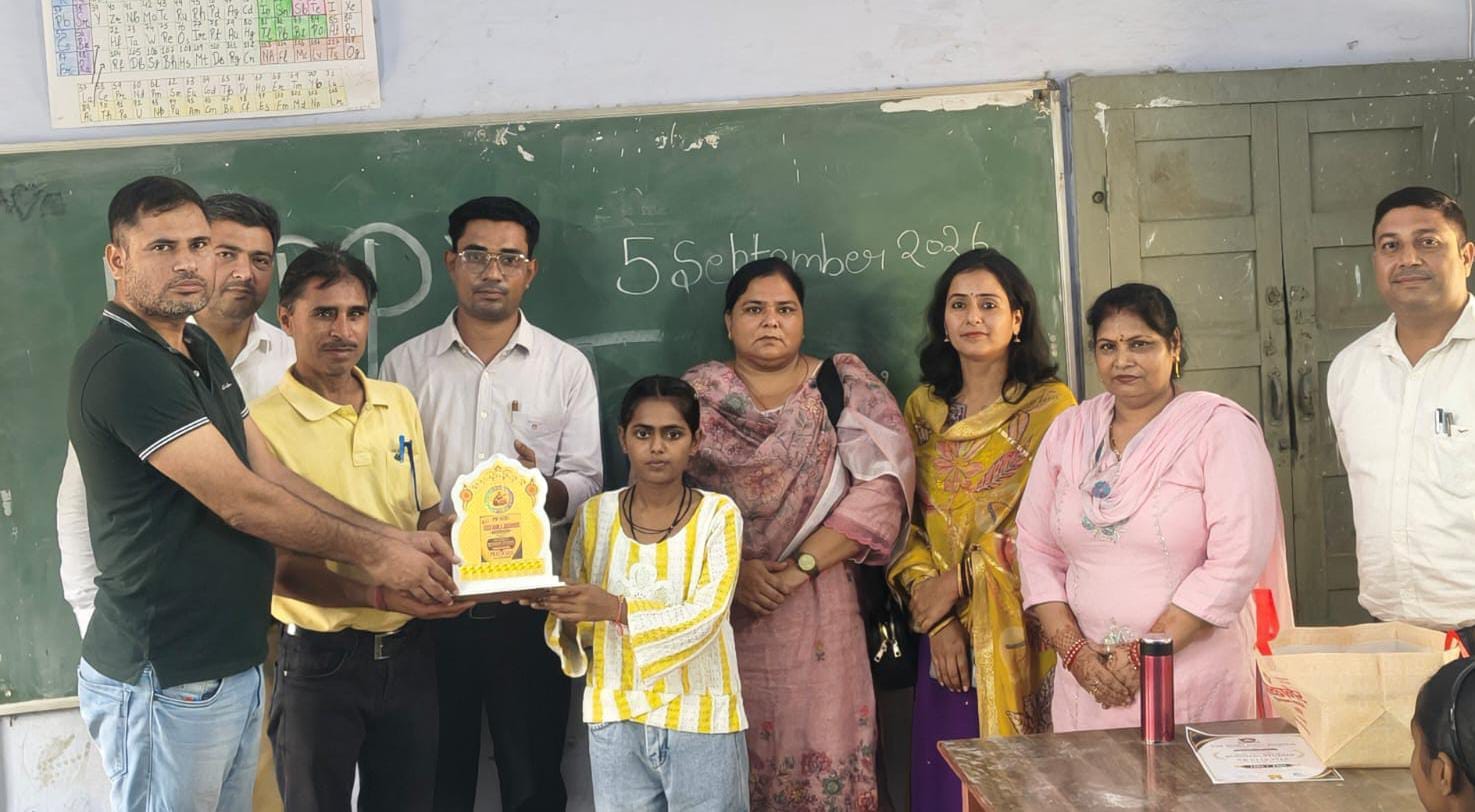मेधावी छात्रा प्रतीक्षा को सम्मानित करता शिक्षक। संस्थान