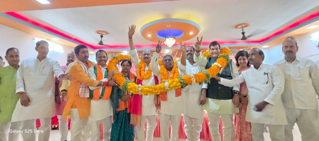 नगर के भुजौटी स्थित एक प्लाजा में भाजपा क्षेत्रीय समिति के पदाधिकारियों का स्वागत करते नेता औ