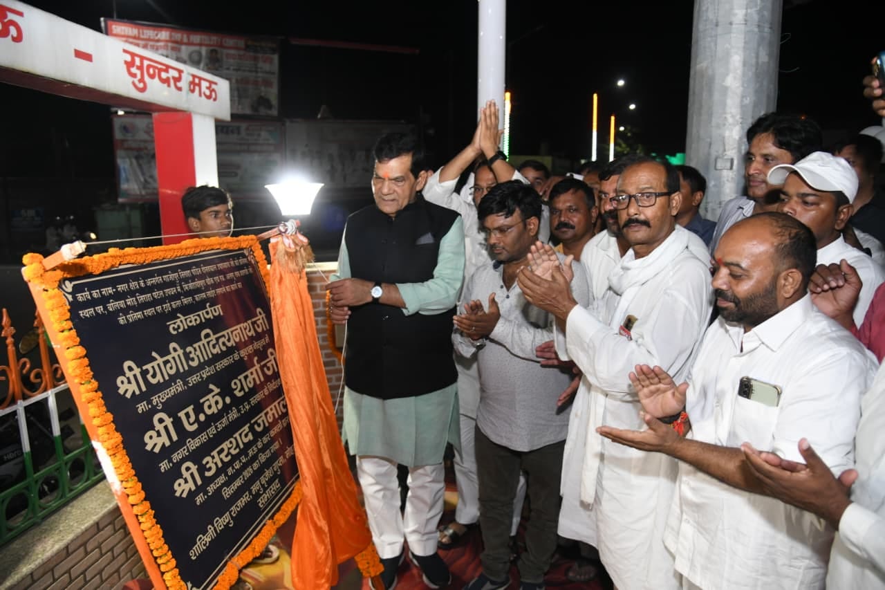 नगर के बलिया मोड़ पर विभिन्न विकास एवं सौंदर्यीकरण कार्यों का लोर्कापण करते नगर विकास मंत्री एक