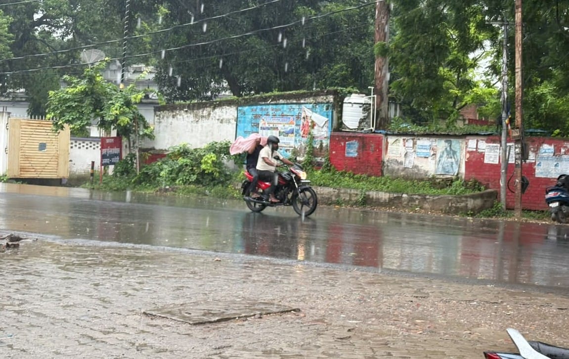 नगर में सुबह के समय हो रही बरसात। संवाद