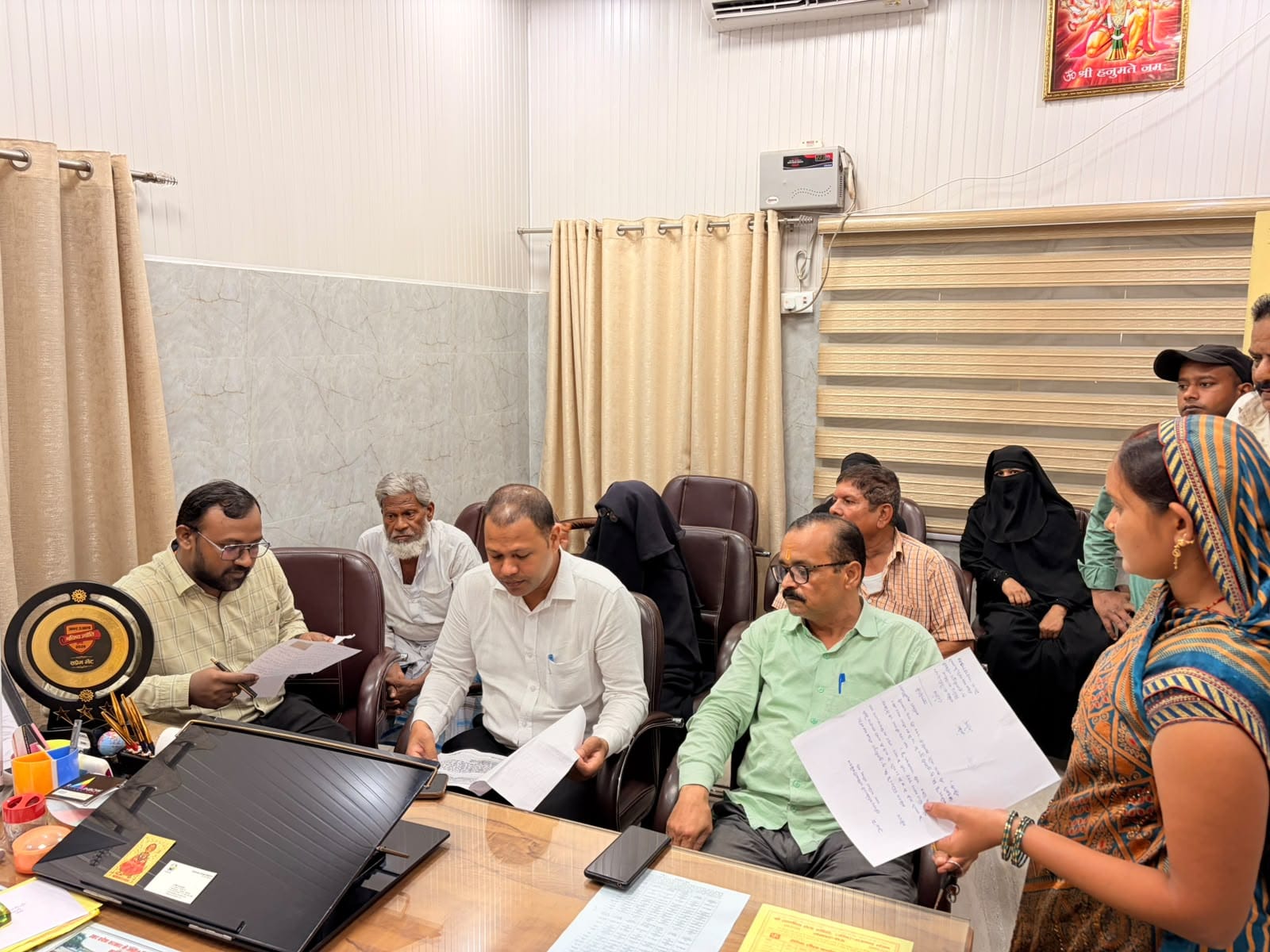 नगर पालिका परिषद कार्यालय में जनसुनवाई करते अधिकारी। स्रोत- स्वयं