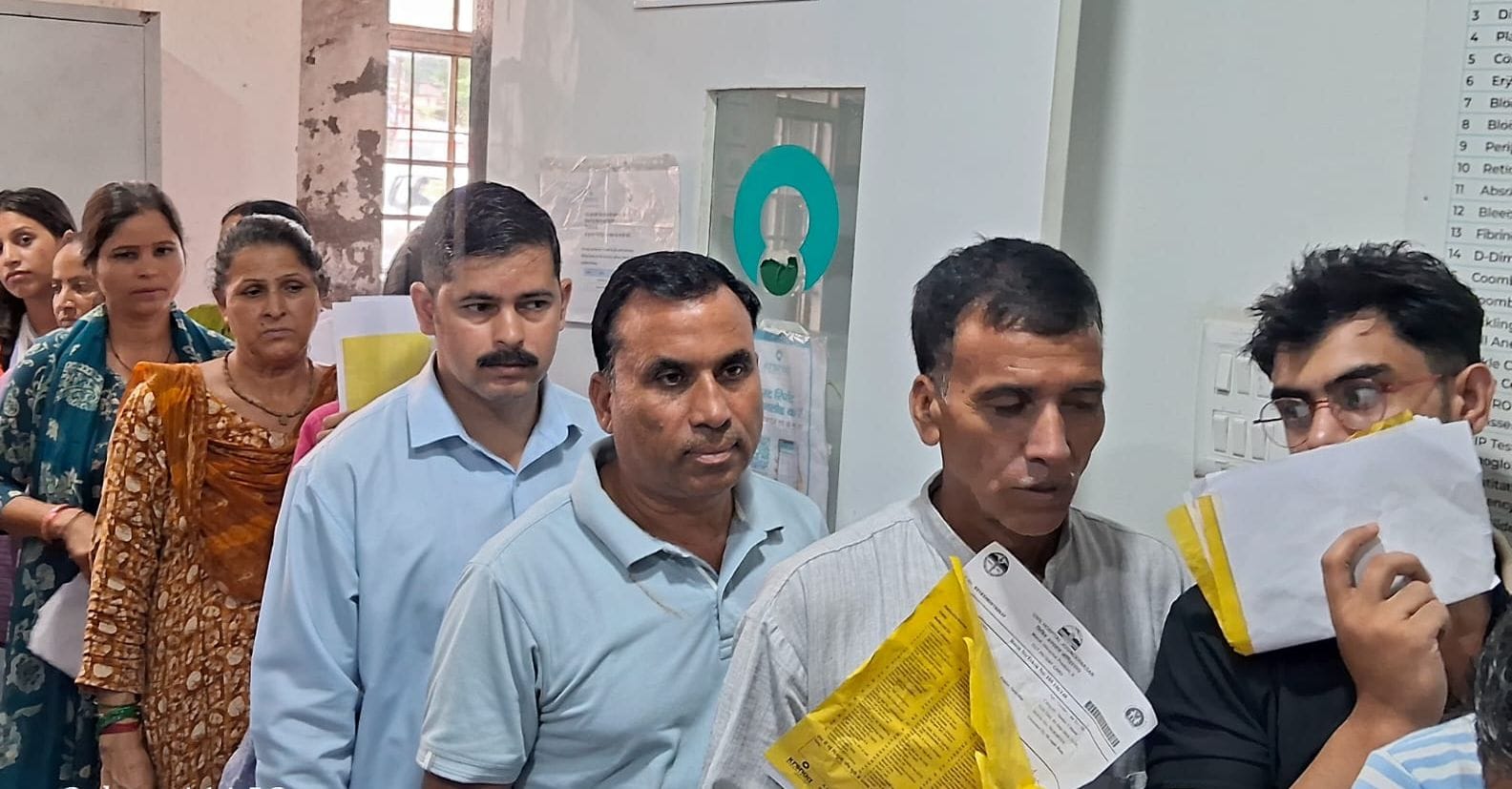 नागरिक अस्पताल जोगिंद्रनगर में उपचार हासिल करने के दौरान खून के टेस्ट करवाने के लिए मरीजों की भ