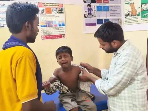 नौगढ़ सामुदायिक स्वास्थ्य केंद्र पर बच्चे को एंटीरैबिज का टीका लगाता स्वास्थ्यकर्मी स्रोत:-जागर