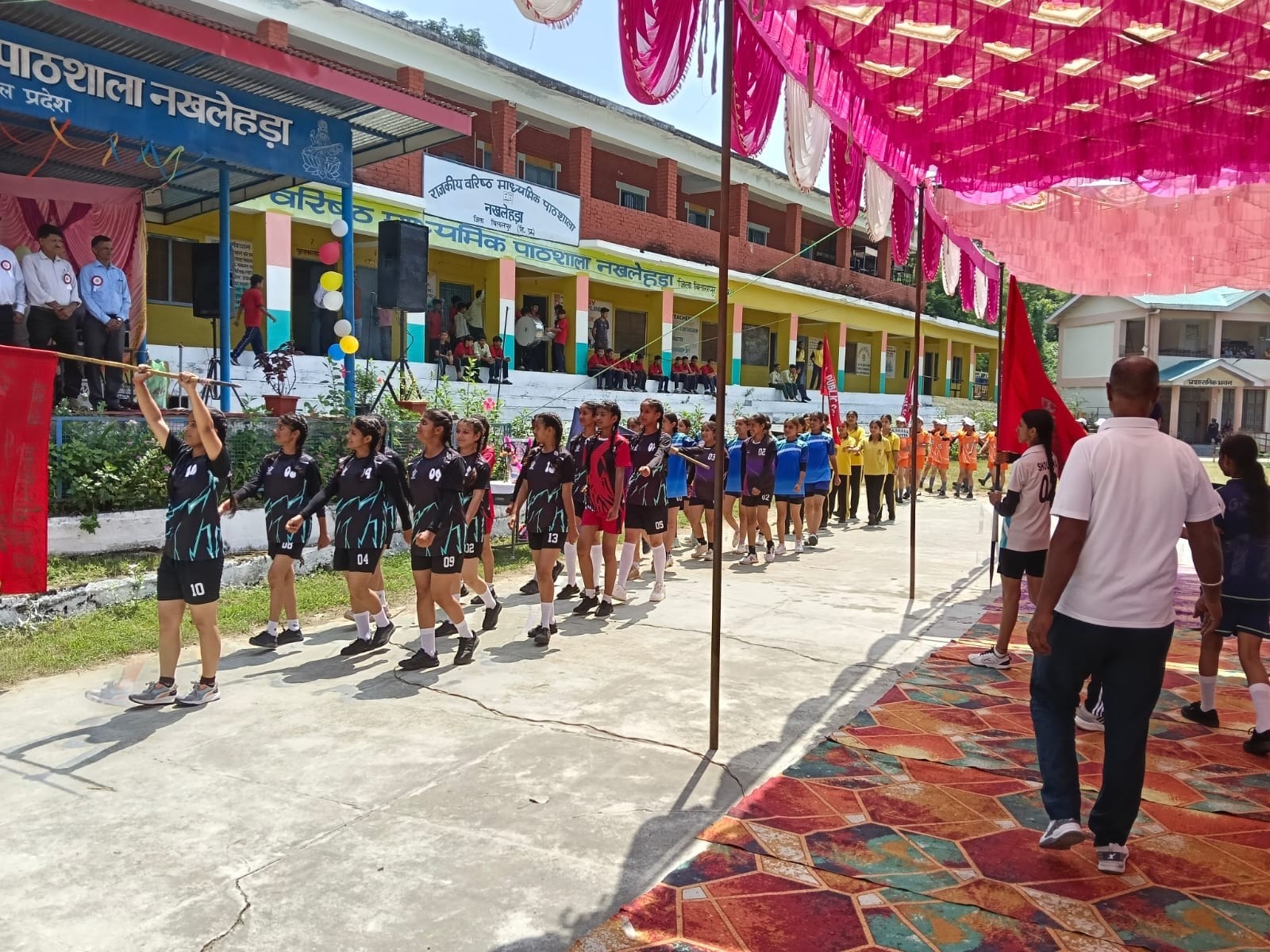 नखलेहड़ा स्कूल में खेलों के शुभारंभ अवसर पर मार्च पास्ट प्रस्तुत करती हुई छात्राएं।