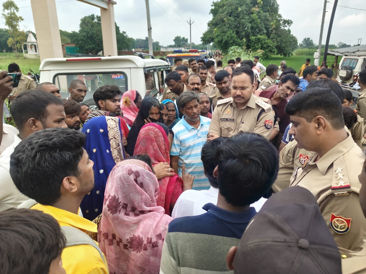 नेवढ़िया क्षेत्र के बनेवरा गांव के पास नेवढ़िया - इटाये मार्ग पर परिजनों को समझाते बुझाते मडिया