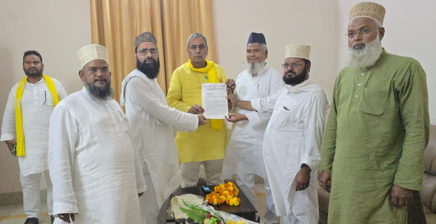 ओम प्रकाश राजभर को ज्ञापन सौंपते टीचर्स एसोसिएशन मदारिसे अरबीया के पदाधिकारी। संवाद