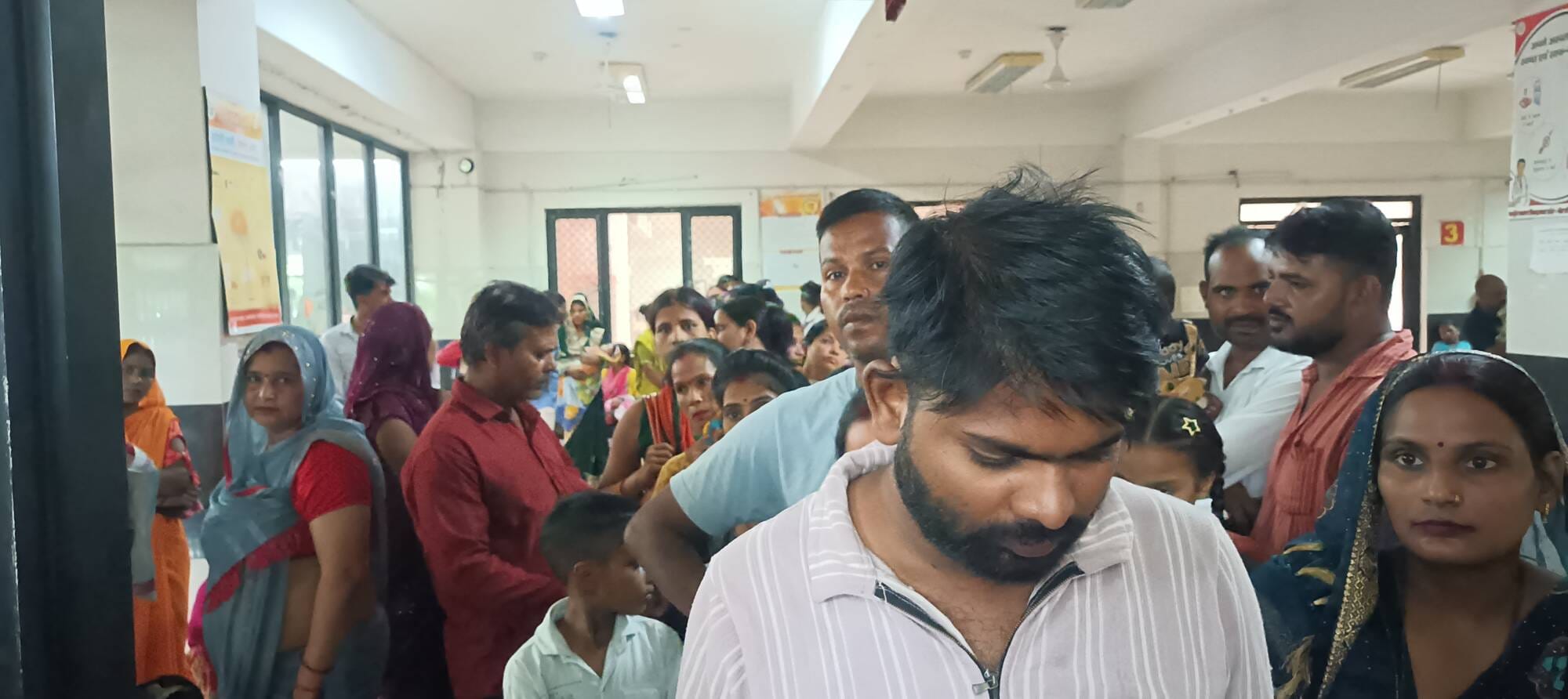 ओपीडी के बाहर कतार में खड़े मरीज। संवाद