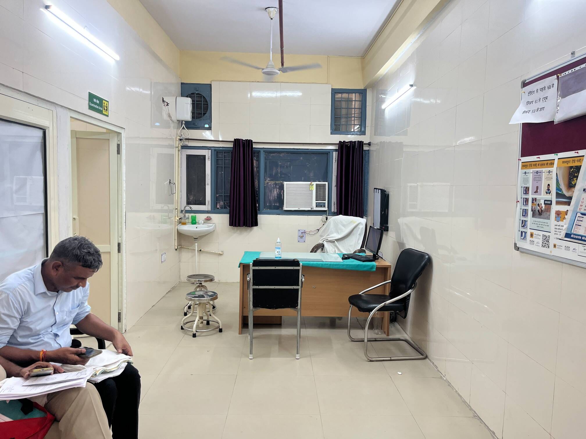 ओपीडी में खाली पड़ी हड्डी रोग विशेषज्ञ की कुर्सी। संवाद