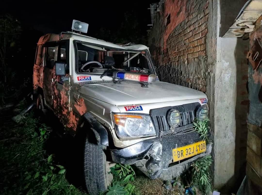 मधुबनी में पुलिस की गाड़ी ने बाइक सवार को मारी टक्कर