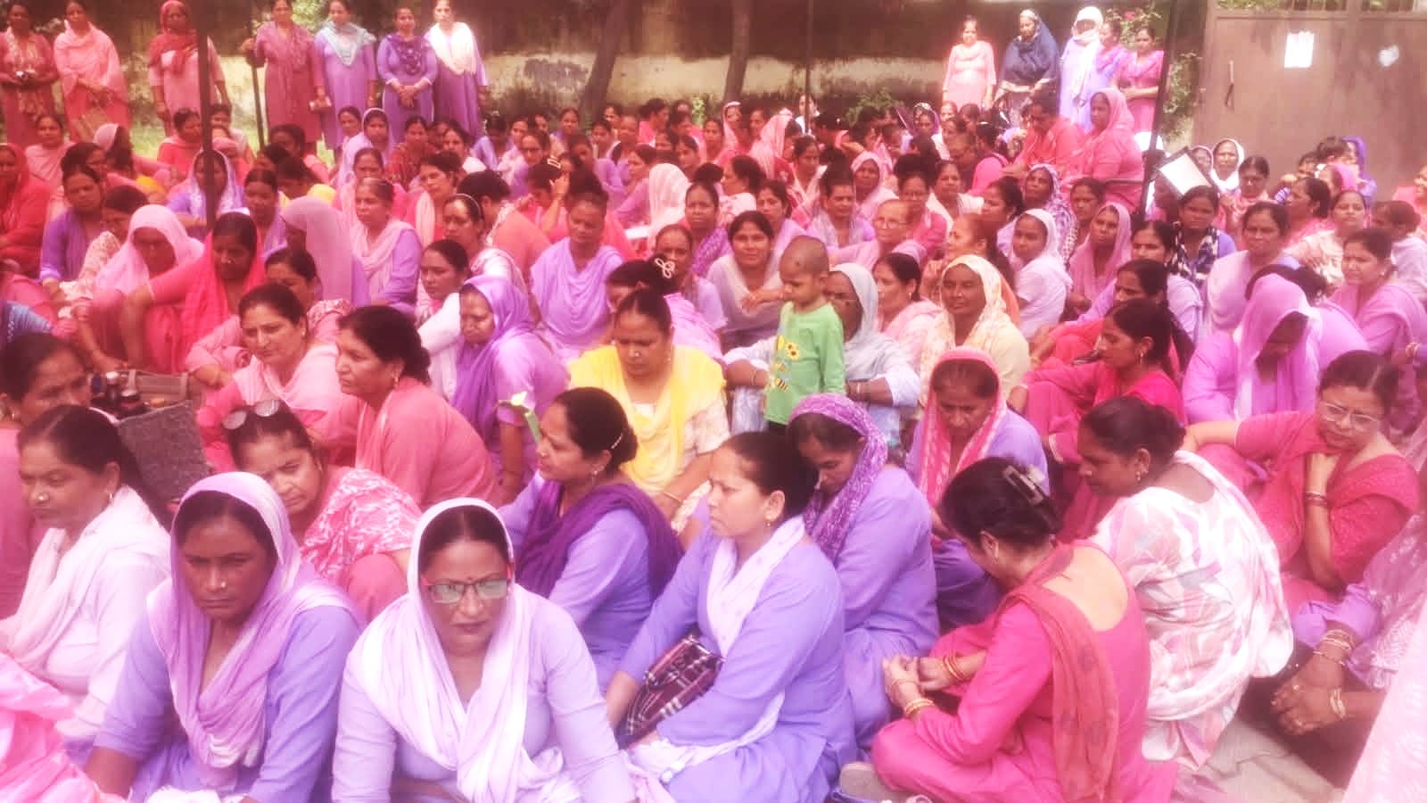 पीओ कार्यालय के बाहर धरने पर बैठीं आंगनबाड़ी कर्मचारी। संवाद