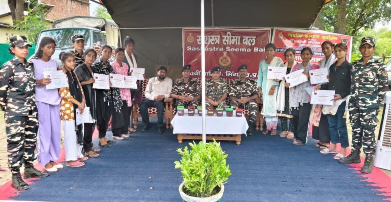 प्रशिक्षण के बाद एसएसबी के अधिकारी के साथ माैजूद बच्चे।