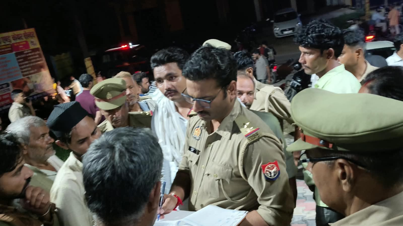 प्रसूता की मौत के बाद शामली में हंगामा करते परिजन और मौजूद पुलिसकर्मी। ग्रामीण