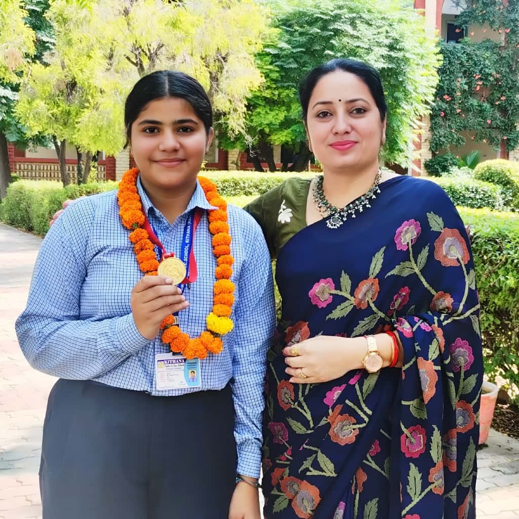 प्रतियोगिता में तृतीय स्थान प्राप्त करने के बाद स्कूल पहुंची छात्रा दिव्या। विज्ञप्ति