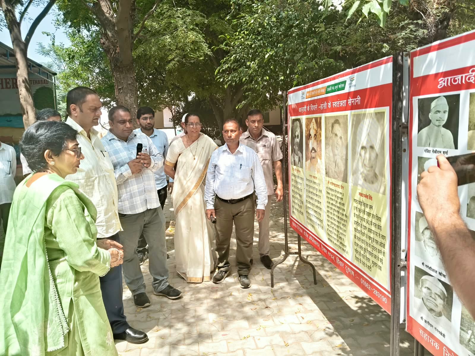 प्रदर्शनी का अवलोकन करते हुए अधिकारी स्त्रोत प्रशासन