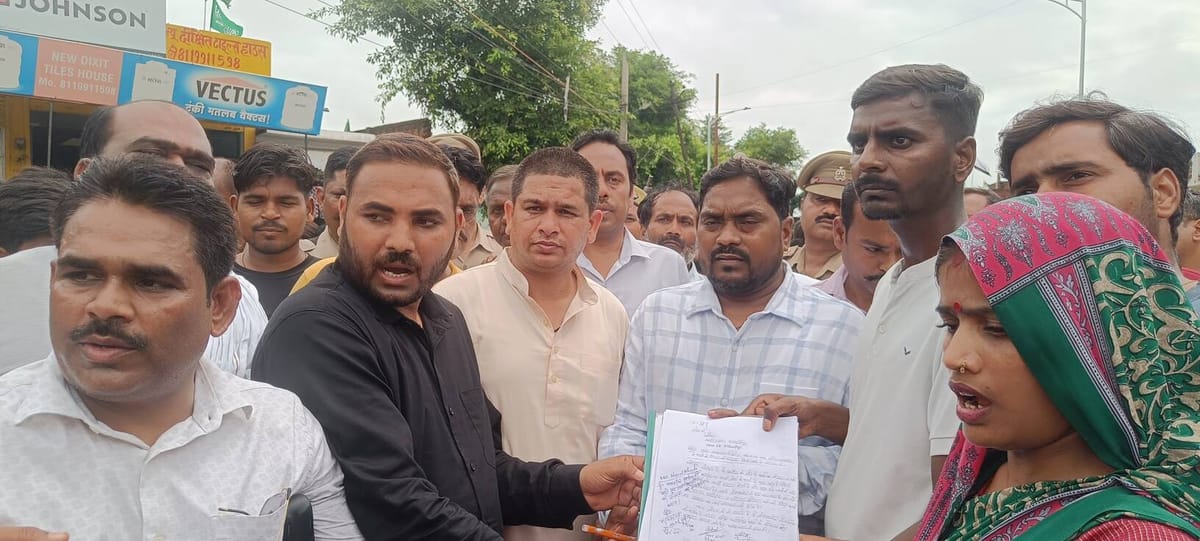 Shahjahanpur News: घरों में जलभराव से नाराज लोगो ने सरायकाइयां मार्ग पर लगाया जाम