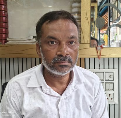 पीड़ित व्यापारी के पिता राजेश क्षत्रिय। संवाद