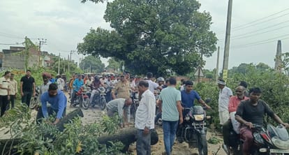 पयागपुर क्षेत्र के बहराइच- गोंडा मार्ग पर पेड़ से टूटकर गिरी डाल से यातायात रहा बाधित।
