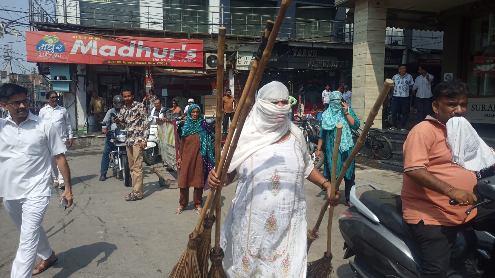 राजगुरु मार्केट में कचरा उठान का विरोध करते हुए झाड़ू छीनकर ले जाती हड़ताली कर्मचारी।