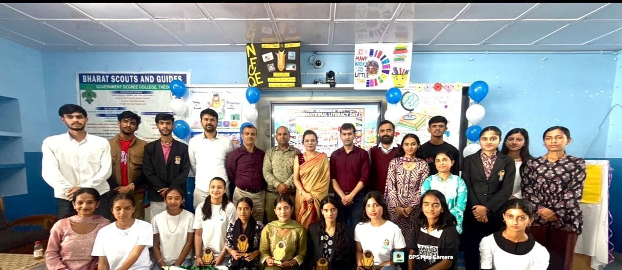 राजकीय महाविद्यालय ठियोग में अंतरराष्ट्रीय साक्षरता दिवस के कार्यक्रम में उपस्थित प्राचार्य और