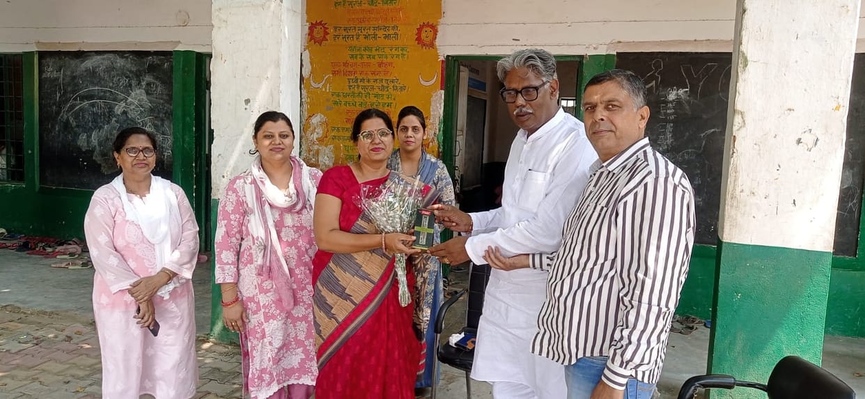 Teacher Pratibha Rani felicitated upon receiving the Governor's Award.