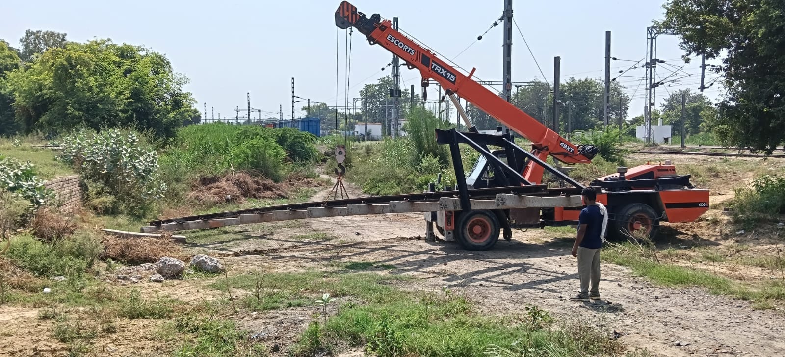 रेलवे में काम करते कर्मचारी