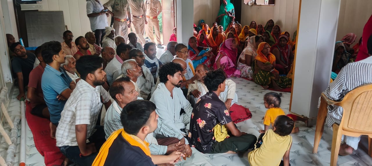 रेवती ब्लाक ग्राम पंचायत चौबेछपरा के उचित दर के विक्रेता के चयन प्रक्रिया में जुटे लोग।संवाद