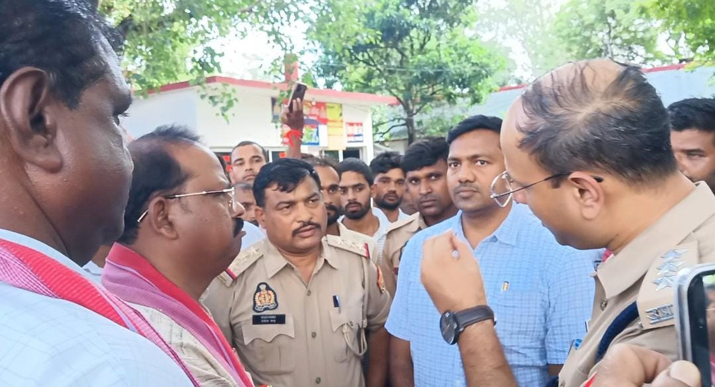 रायबरेली में पीड़ित परिवार और ग्रामीणों के साथ भदोखर थाना का घेराव करते सपा के प्रदेश सचिव से ब